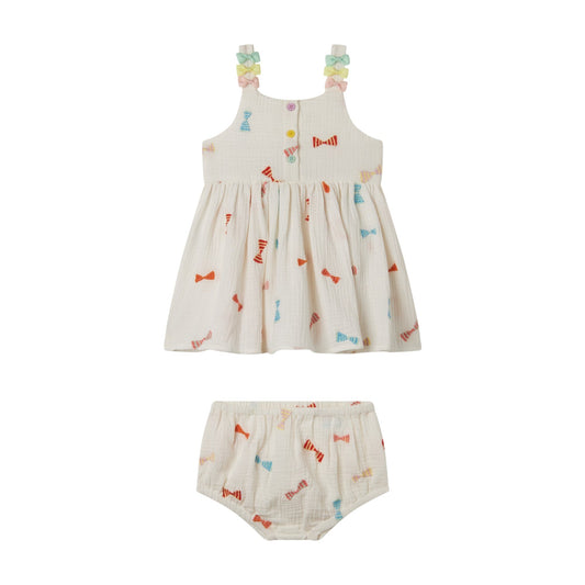 女婴白色刺绣连衣裙套装