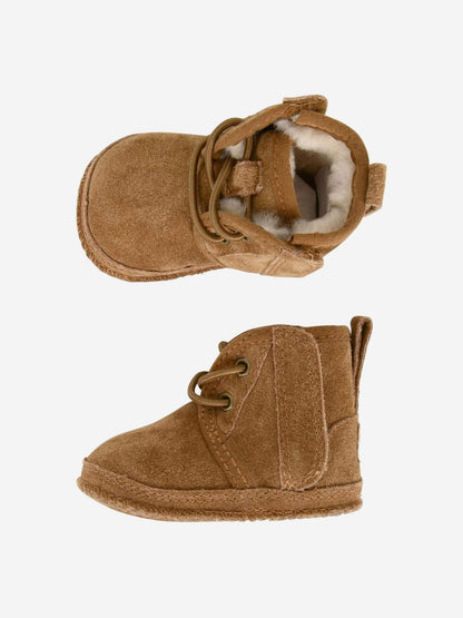 UGG Baby Neumel 短靴和小圆帽礼品套装