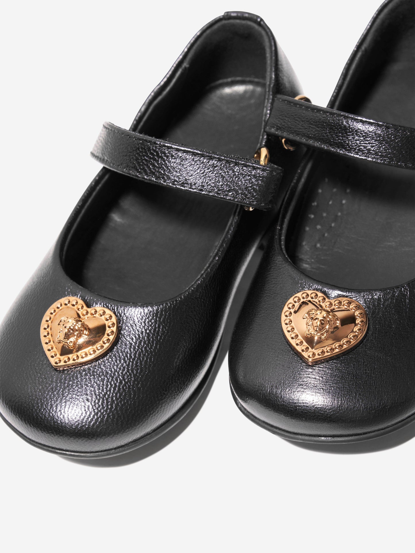 Versace 女童心形徽标鞋（黑色）