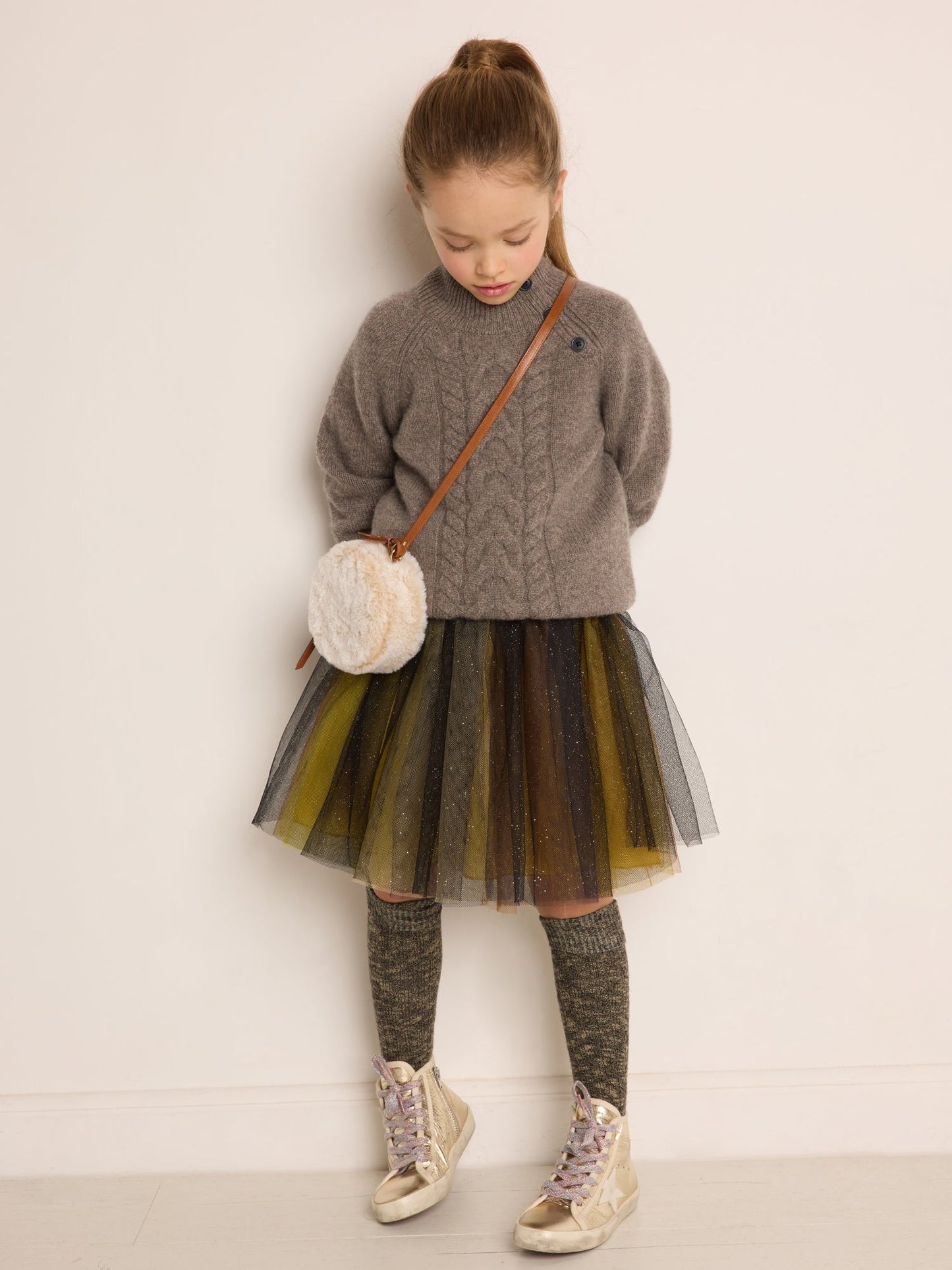 女童棕色羊绒毛衣