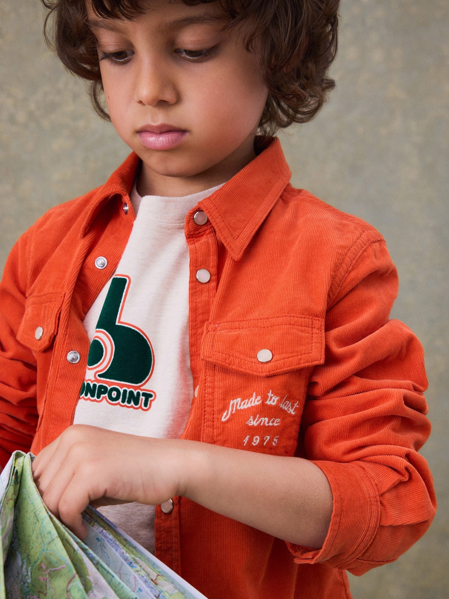 男童橙色灯芯绒衬衫