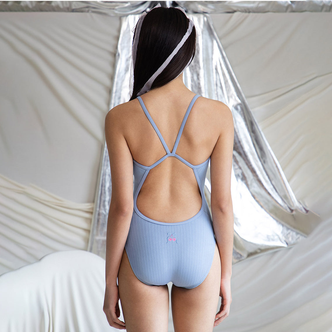 女士浅蓝色专业泳衣