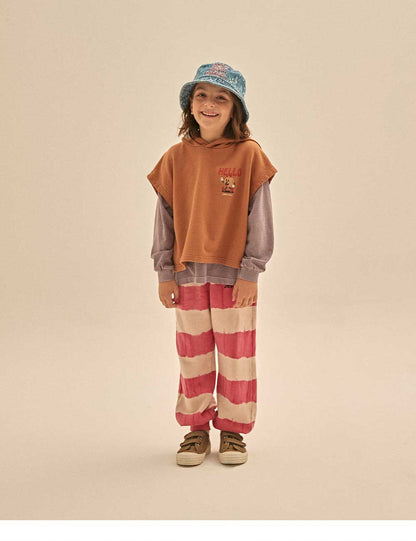 儿童棕色连帽背心