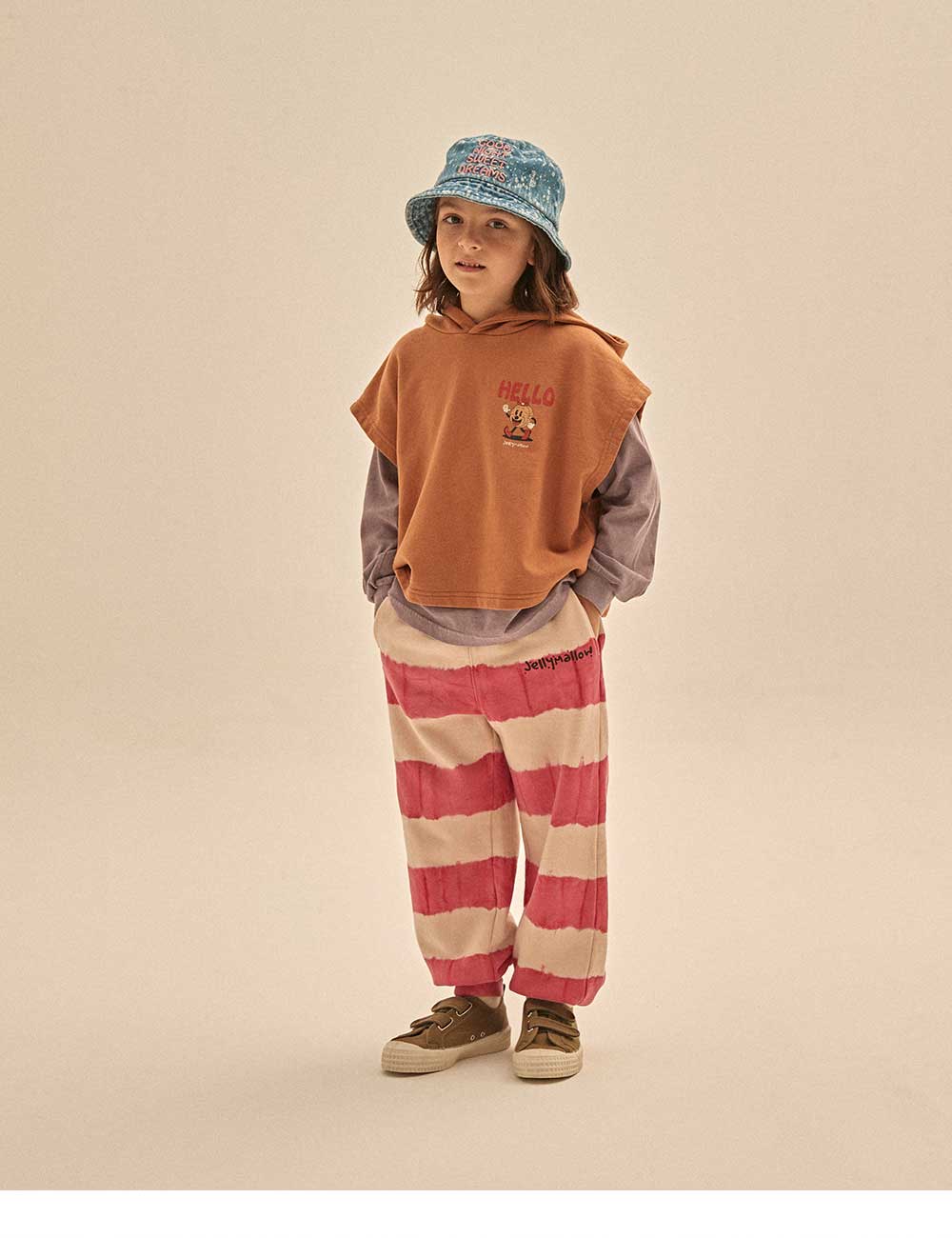 儿童棕色连帽背心