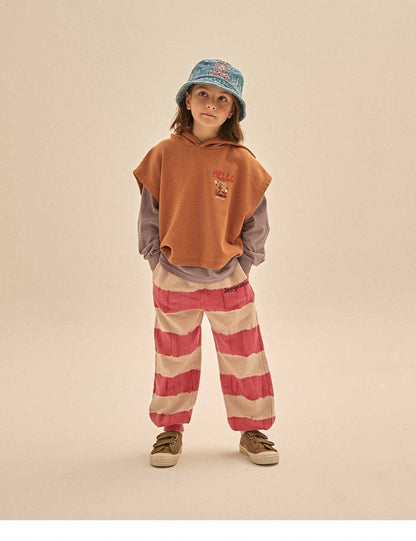 儿童棕色连帽背心