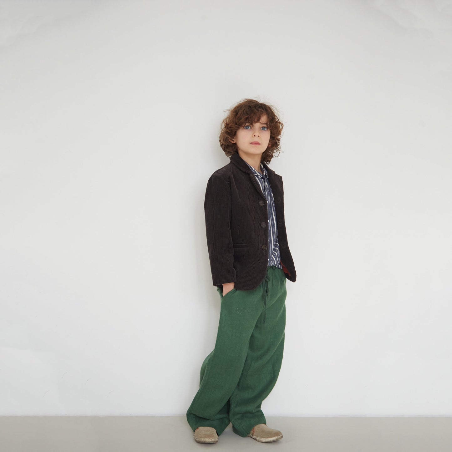 儿童深棕色灯芯绒外套