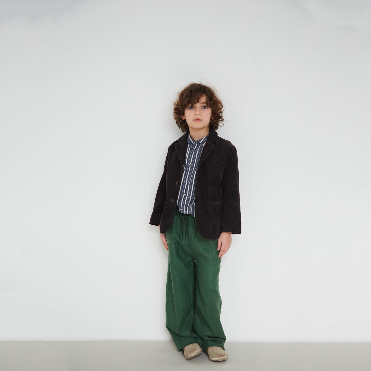 儿童深棕色灯芯绒外套