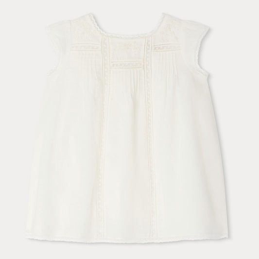 女婴白色棉连衣裙