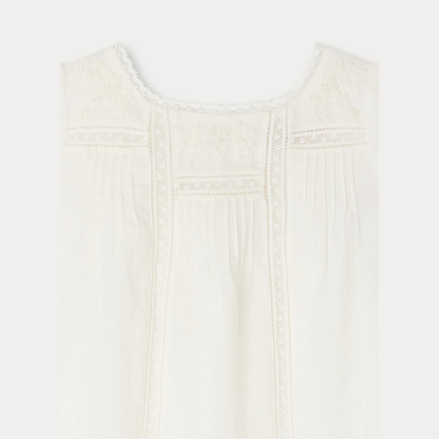 女婴白色棉连衣裙