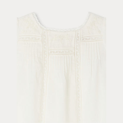 女婴白色棉连衣裙