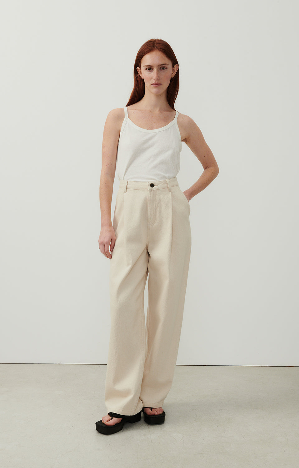 女士细肩带背心