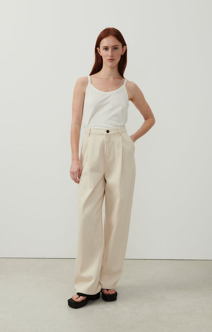 女士细肩带背心