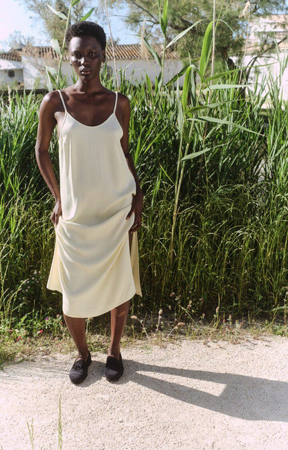 女士细肩带长直筒连衣裙