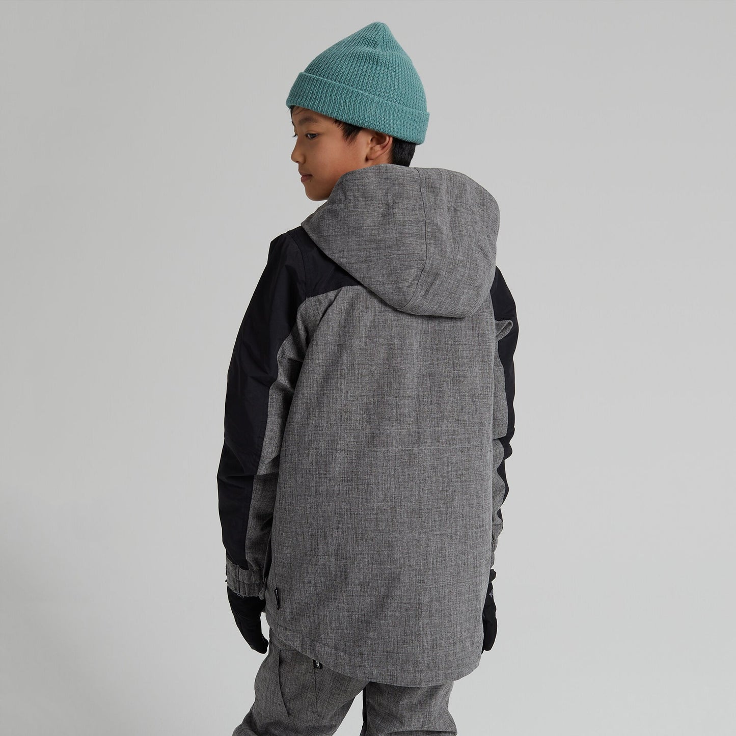 男童灰色滑雪服