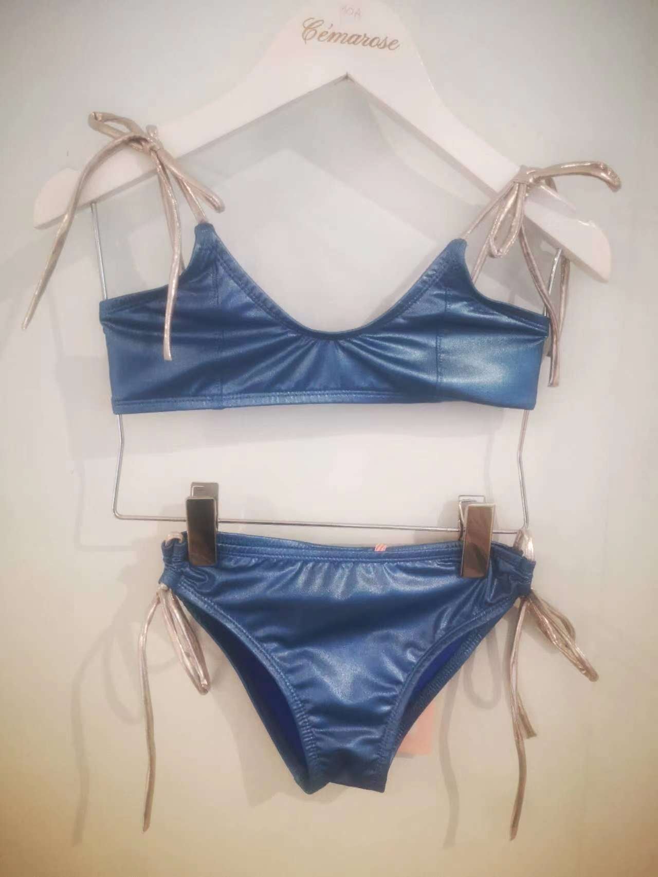 女童蓝色泳衣