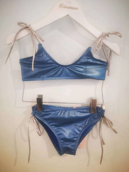 女童蓝色泳衣