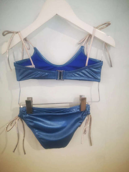 女童蓝色泳衣