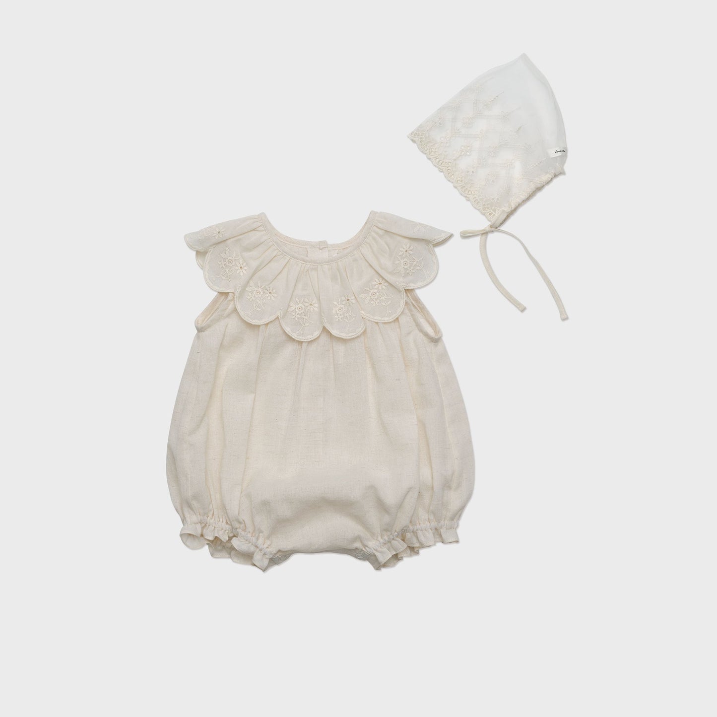 女婴白色刺绣棉连体衣