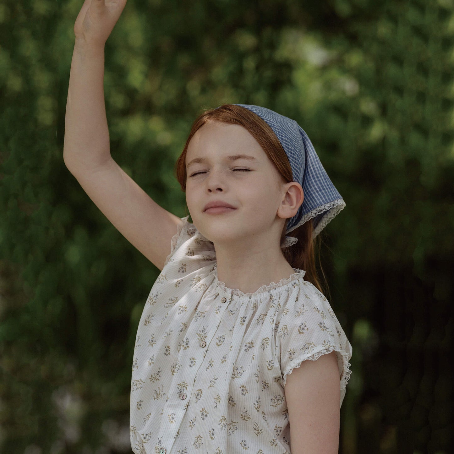 女童蓝色格子围巾