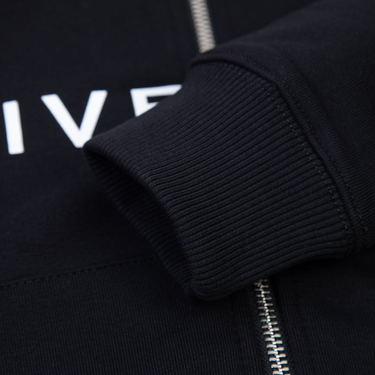 儿童黑色拉链上衣