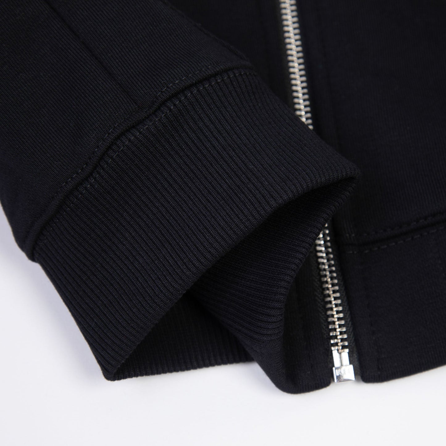 儿童黑色拉链上衣