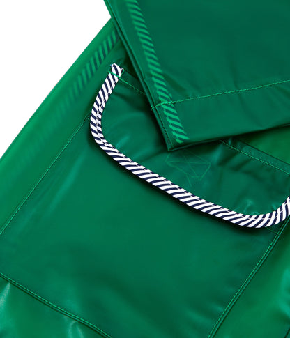 男童绿色连帽雨衣