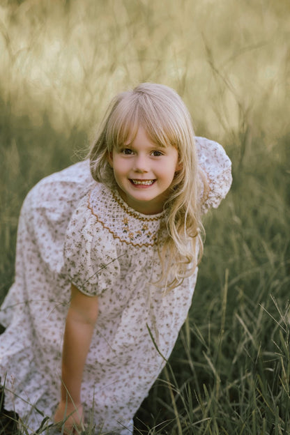 女童白色碎花连衣裙