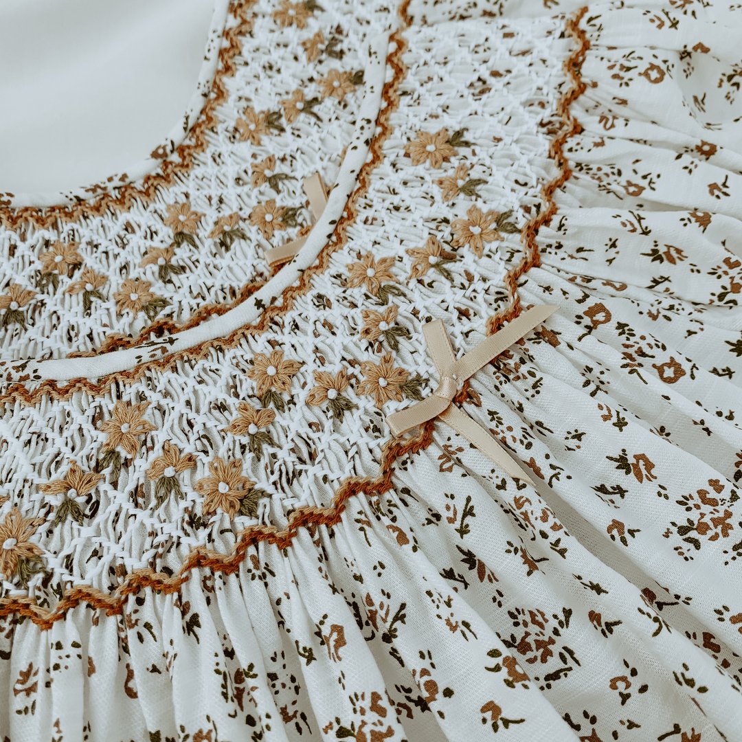 女童白色碎花连衣裙