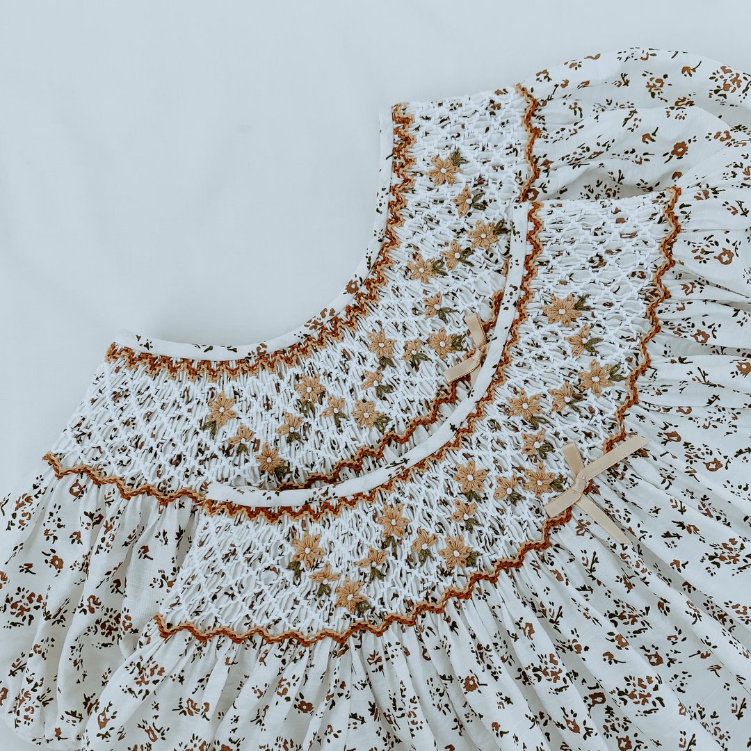 女童白色碎花连衣裙