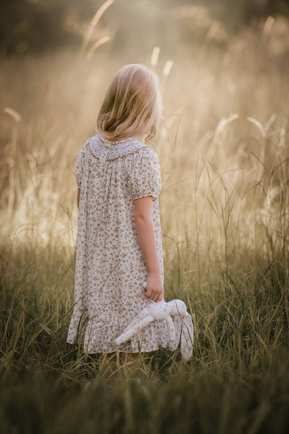 女童白色碎花连衣裙