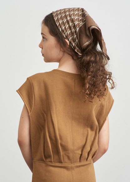 女童棕色棉围巾