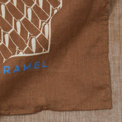 女童棕色棉围巾