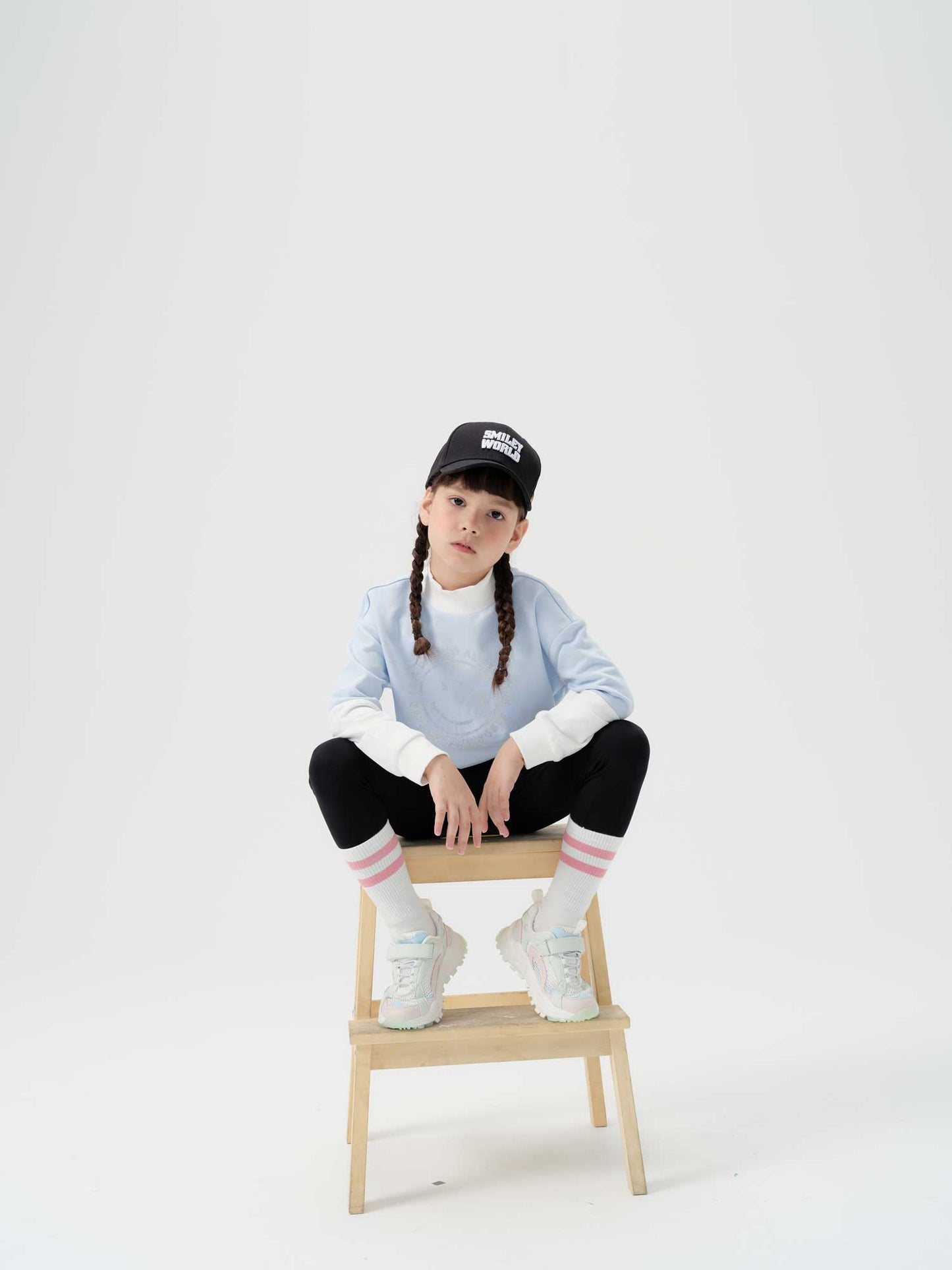 女童蓝色圆领卫衣