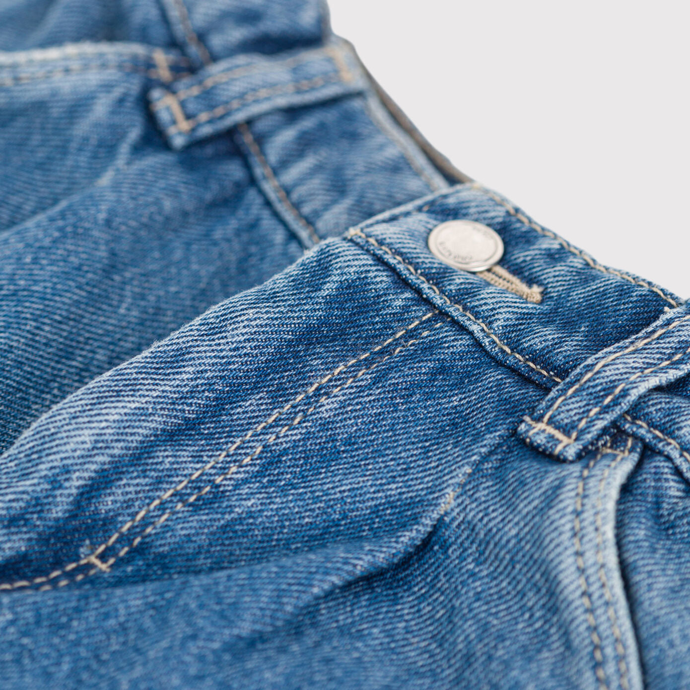 婴儿蓝色牛仔裤