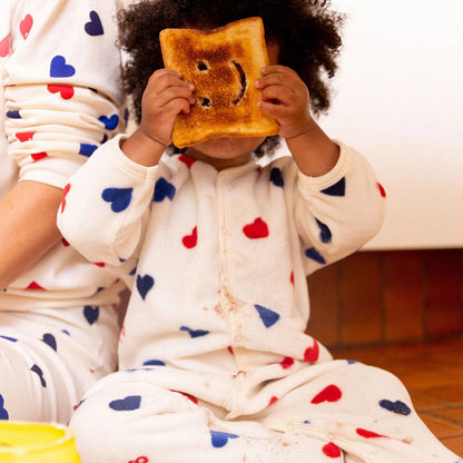 婴儿白色心形连体衣