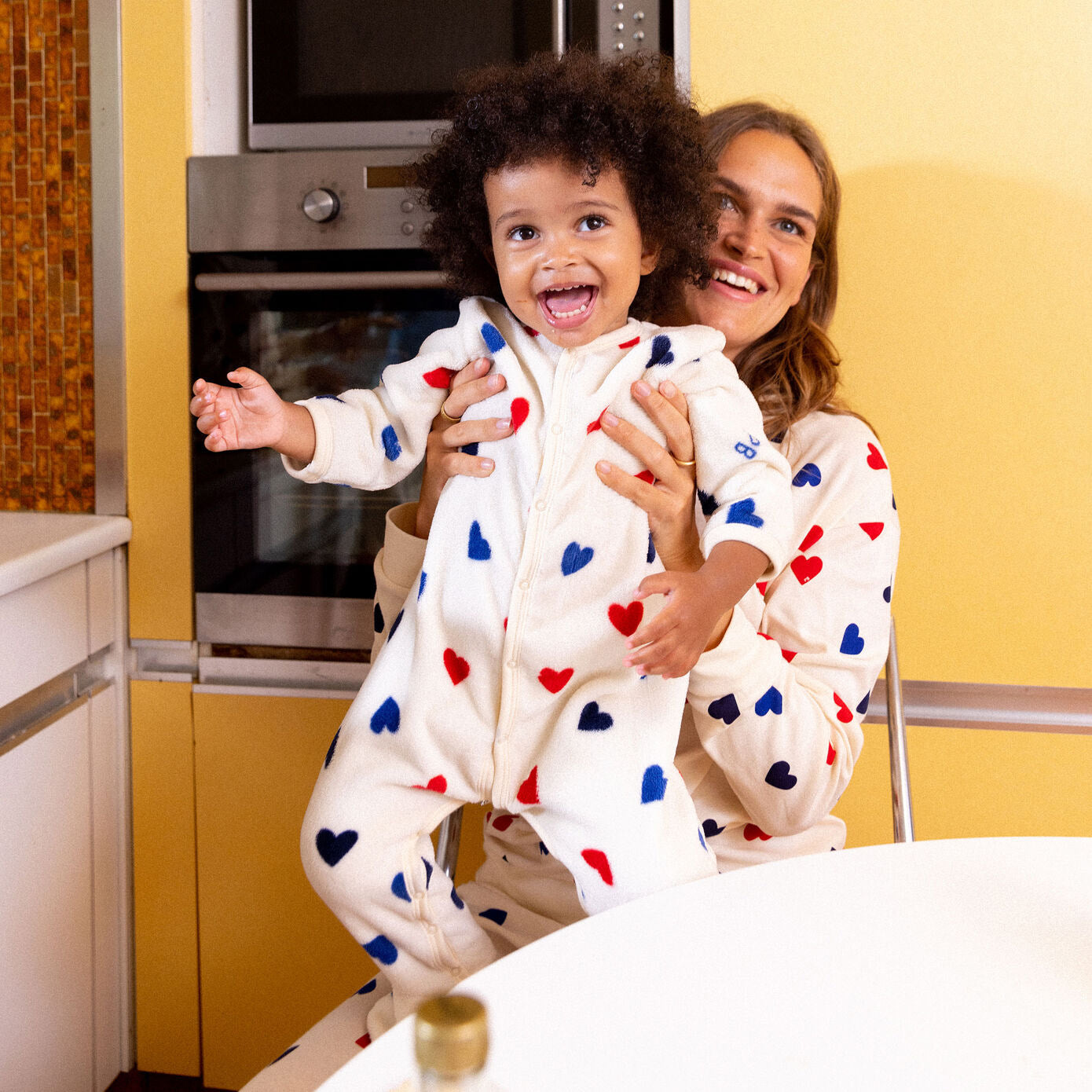 婴儿白色心形连体衣