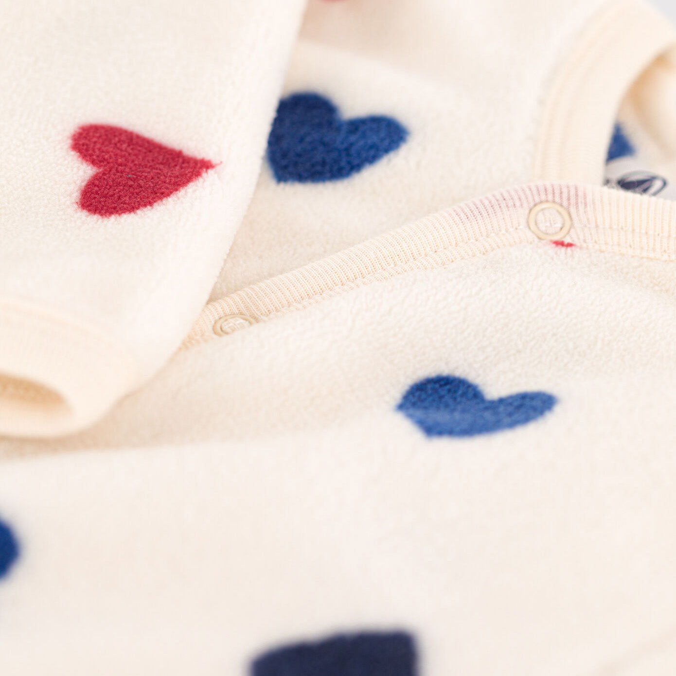 婴儿白色心形连体衣