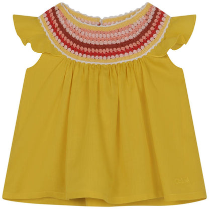 女婴黄色上衣
