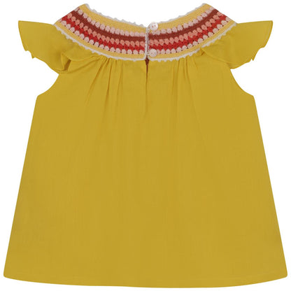 女婴黄色上衣