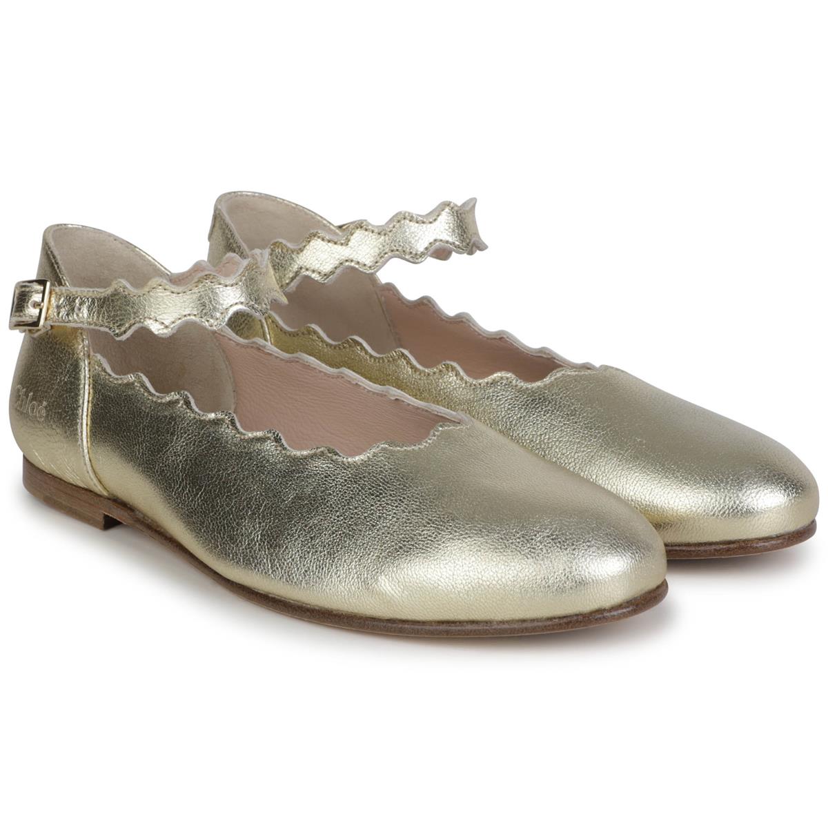 女童金色皮鞋