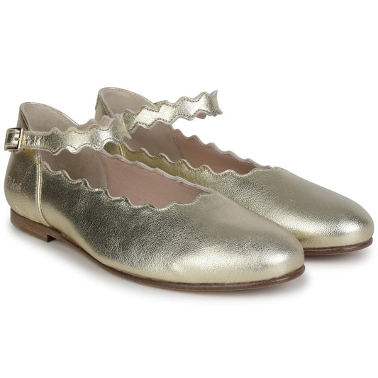 女童金色皮鞋