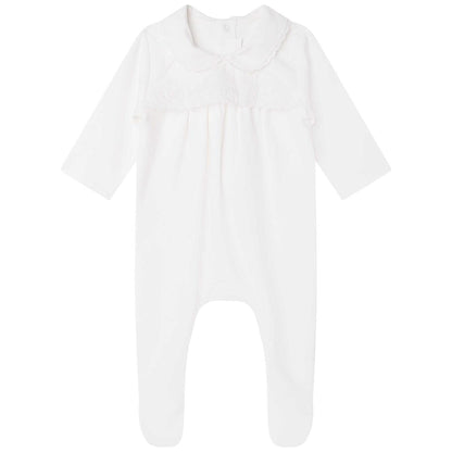 女婴白色连体衣