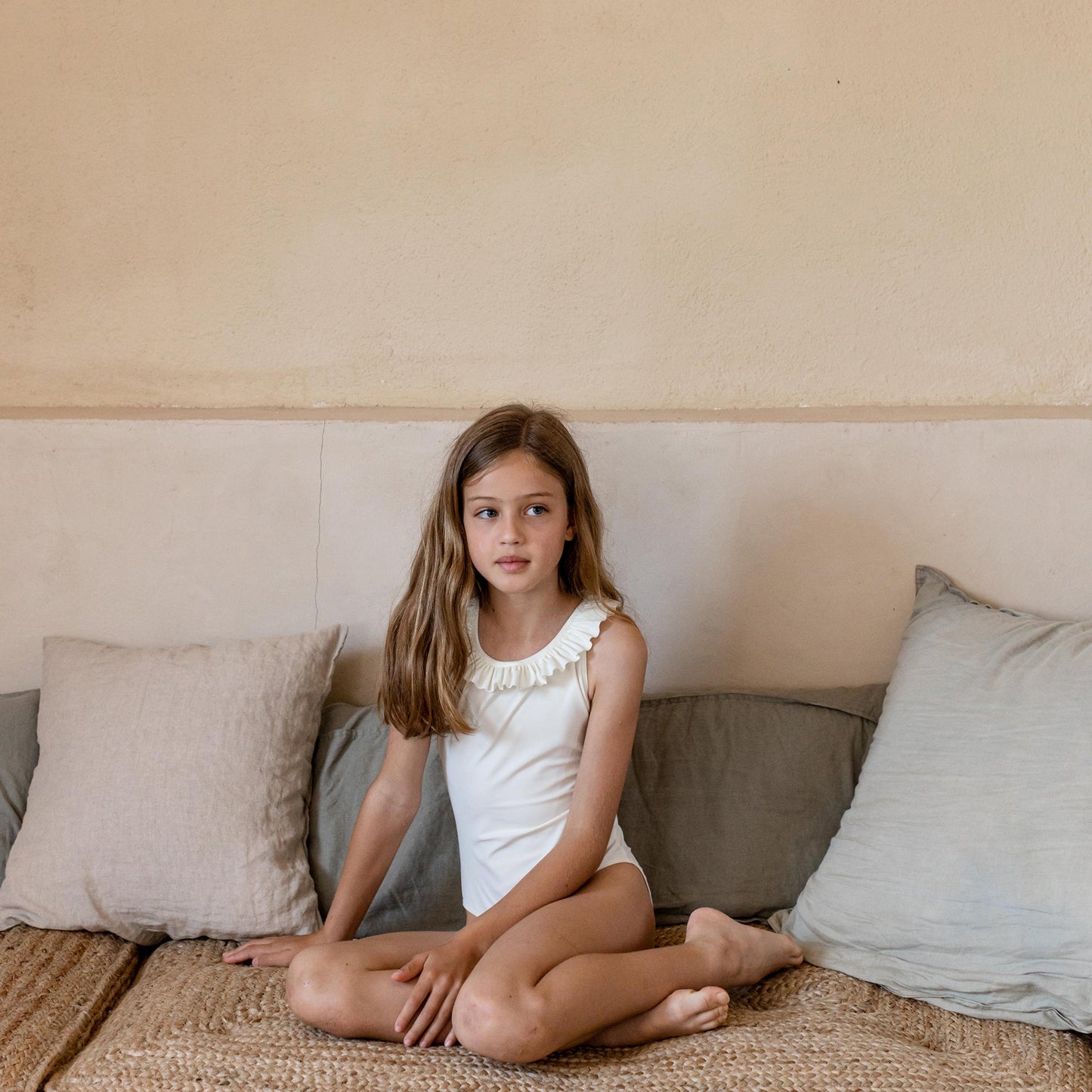 女童白色防晒泳衣(UPF50+)