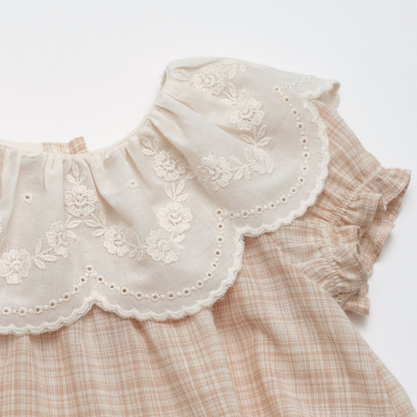 女婴米粉色荷叶边棉连体衣