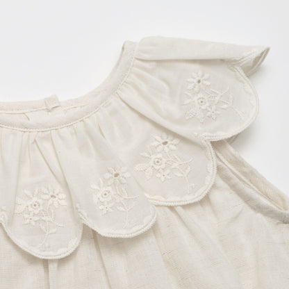 女婴白色刺绣棉连体衣