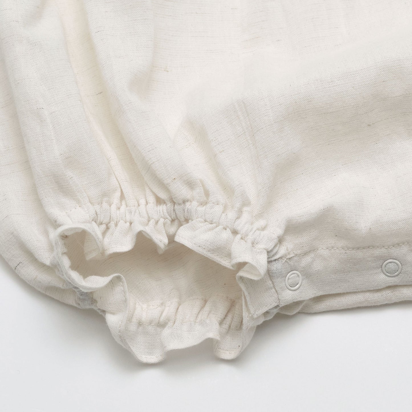 女婴白色刺绣棉连体衣