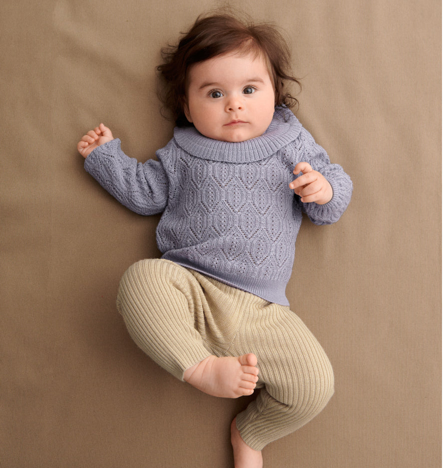 女婴浅紫色羊毛毛衣