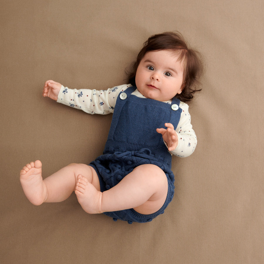 婴儿蓝色羊毛短裤