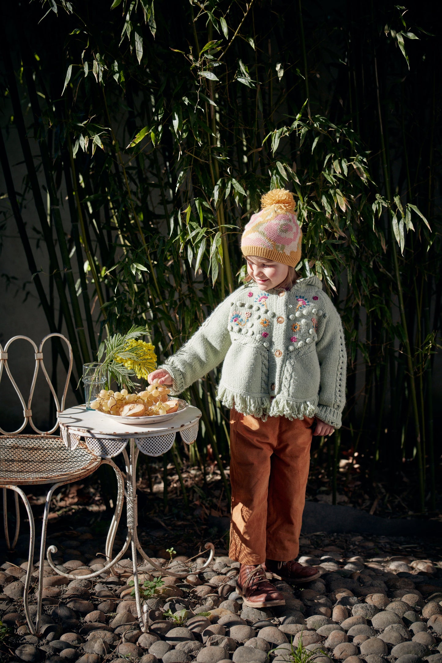 女童浅绿色羊毛针织斗篷