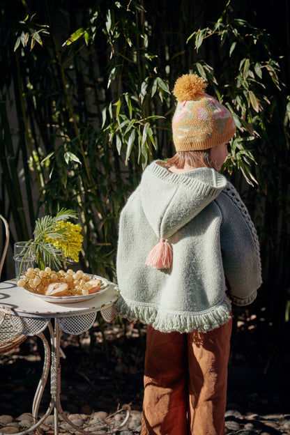 女童浅绿色羊毛针织斗篷